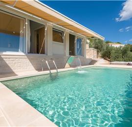 2 bedroom villa with pool and sea views in Bol, Brač Island, sleeps 4
